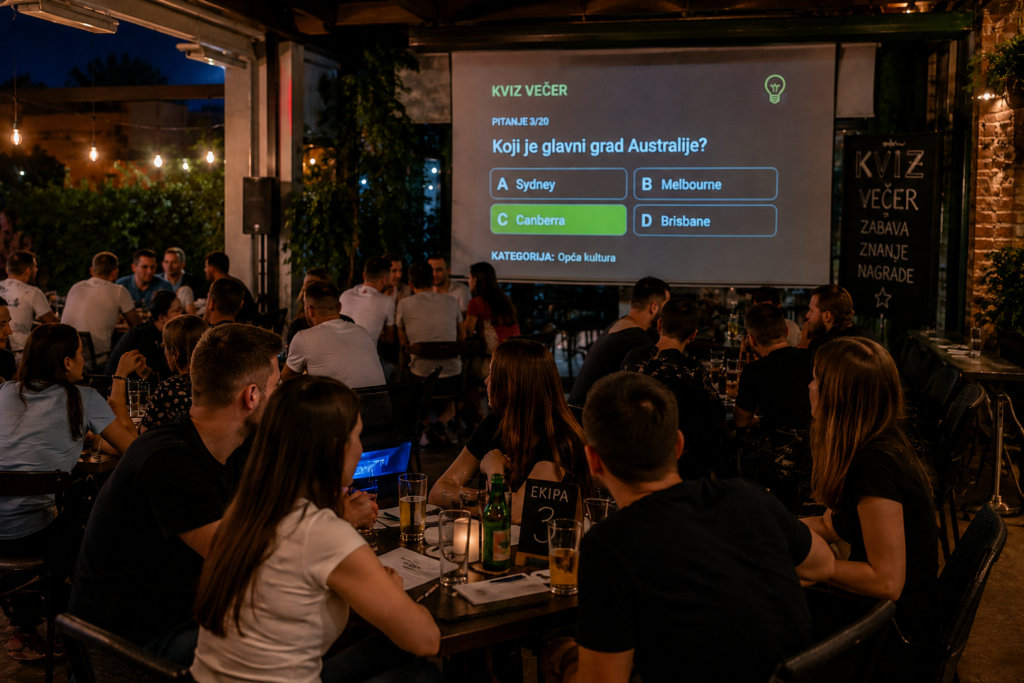Kviz večer u kafiću preko platna i projektora.