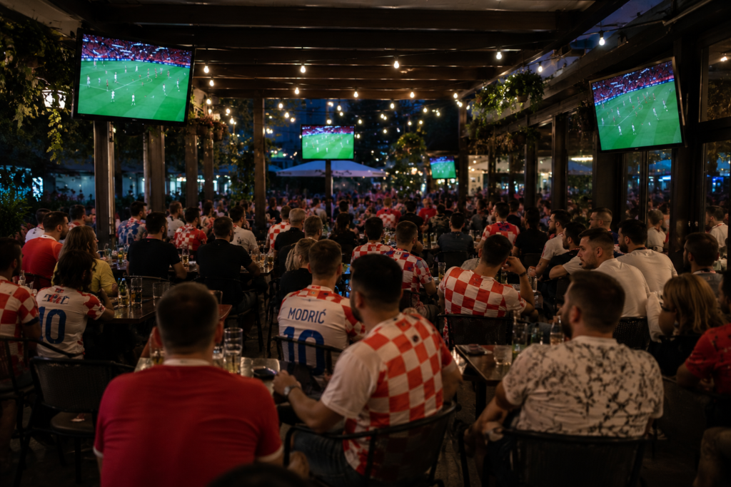 Gledanje utakmice u kafiću s više televizora